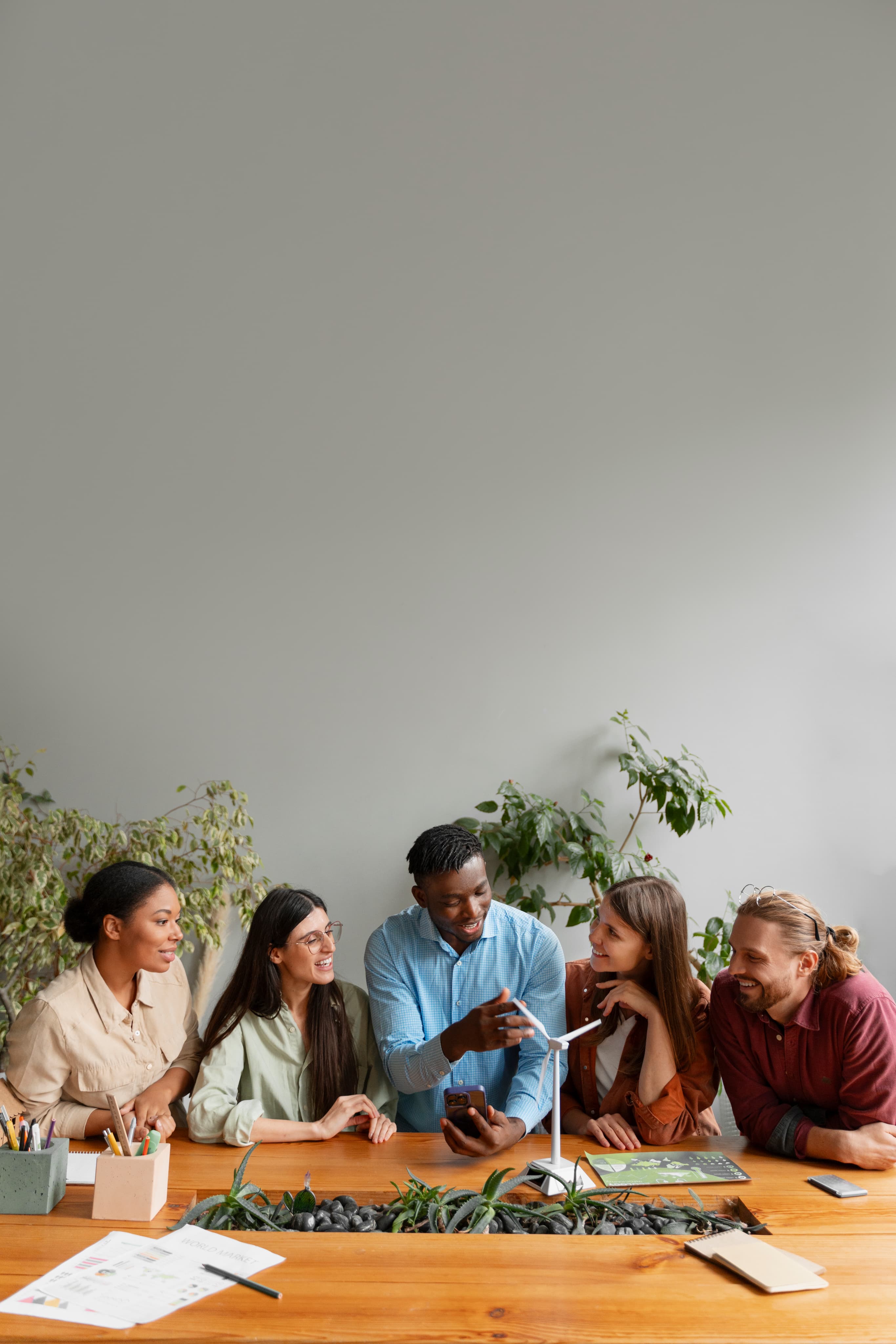 Equipa a colaborar no escritório